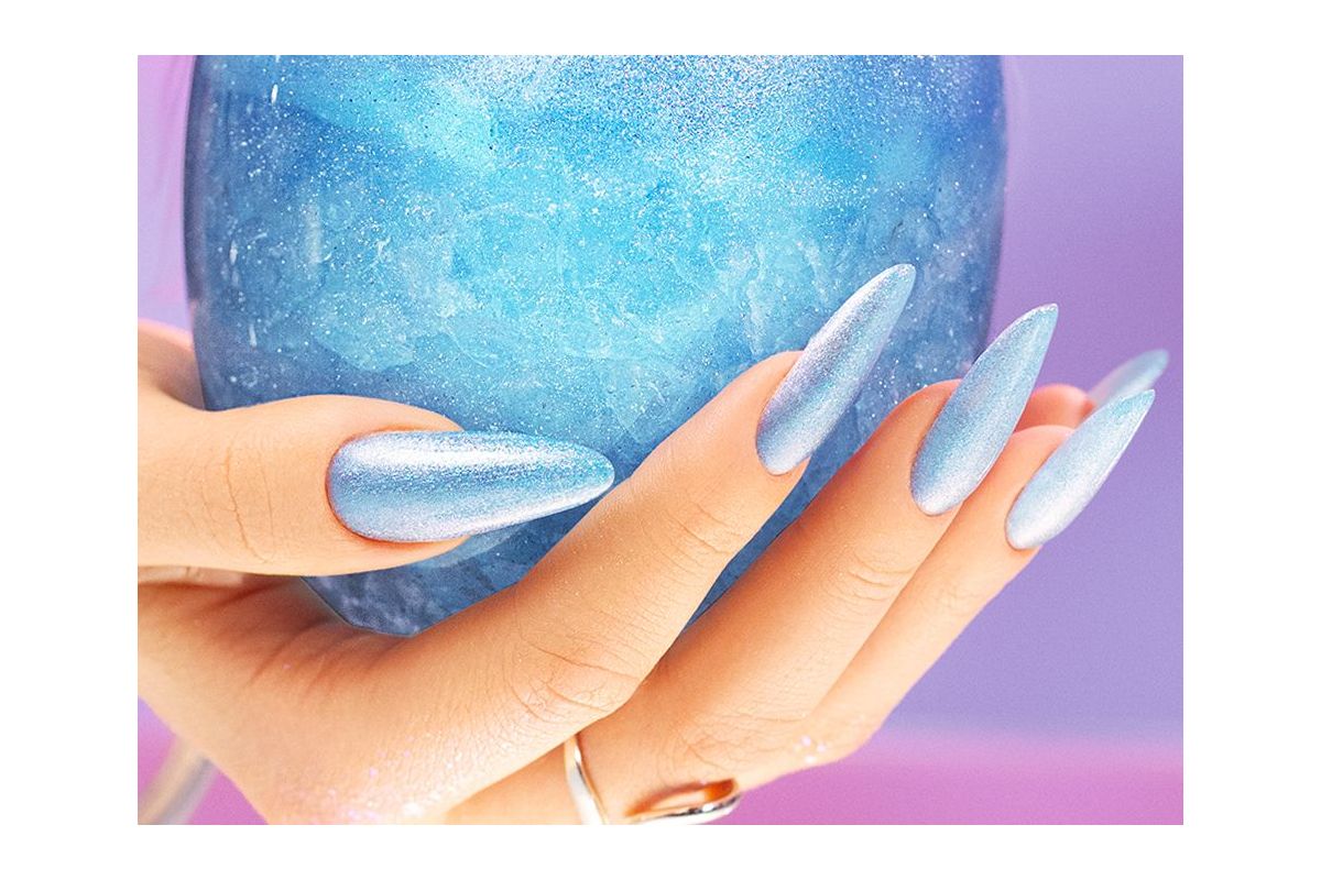 Victoria Vynn Gel Polish 368 Aria - orzeźwiający błękitny odcień na paznokciach