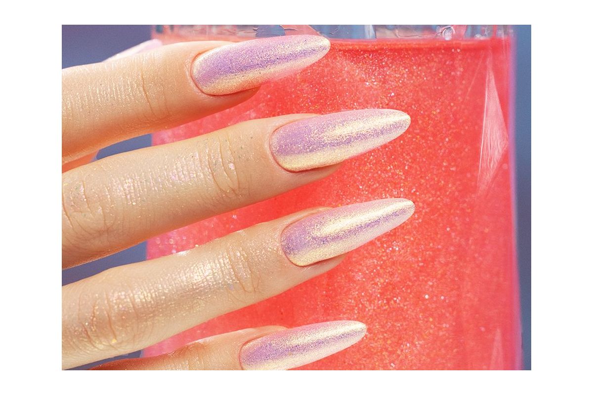 Manicure lakierem 372 Princessa - różowy rozświetlony złotym brokatem na paznokciach