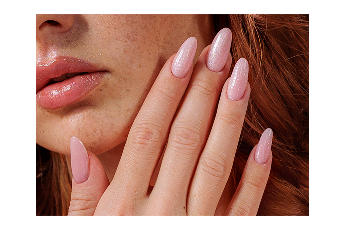 Lakier hybrydowy Victoria Vynn Gel Polish 405 Blush me Tender 8 ml - pudrowy róż z migoczącym brokatem, butelka