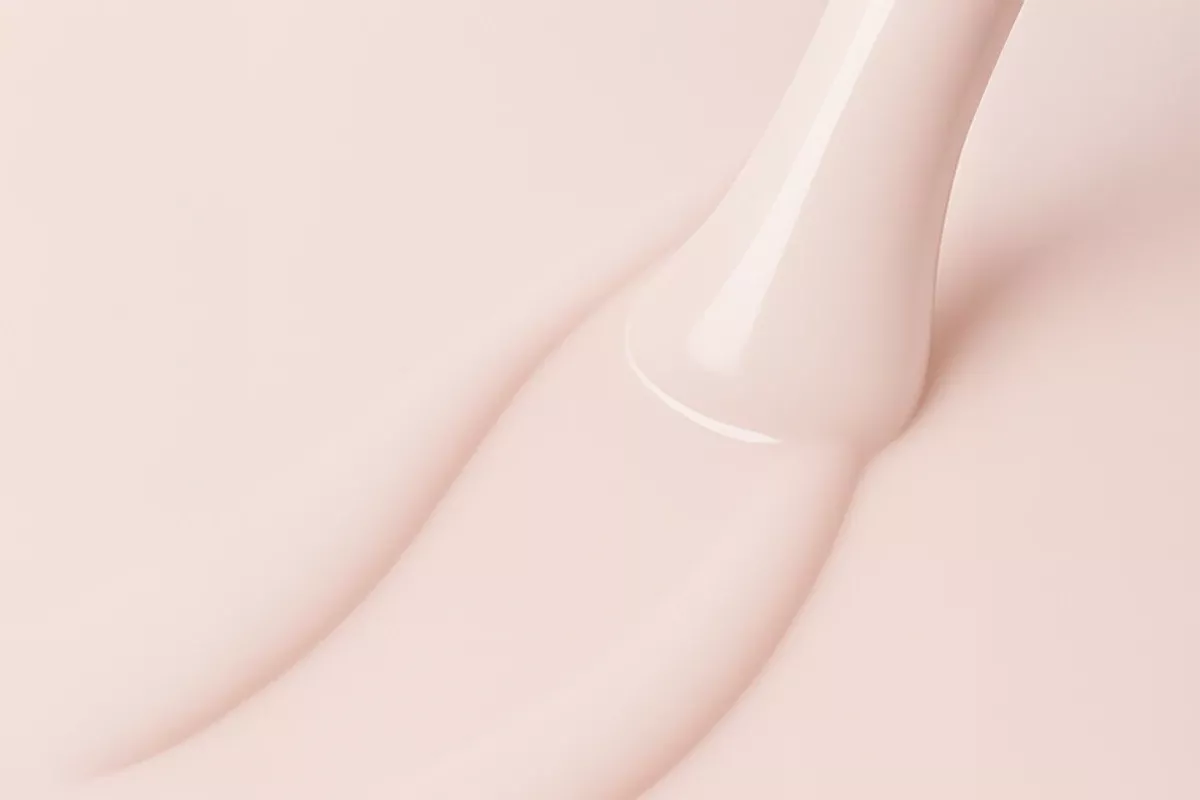 Lakier hybrydowy Victoria Vynn Crème de Chic 430 - blado-nude krem na krótkich paznokciach