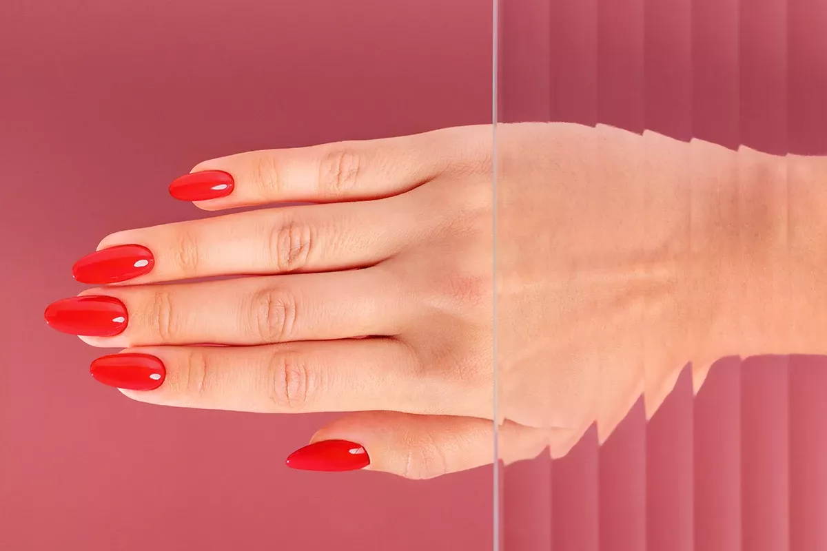 Lakier hybrydowy Victoria Vynn Rouge Rebel 436 - elegancki czerwony manicure na wyjście