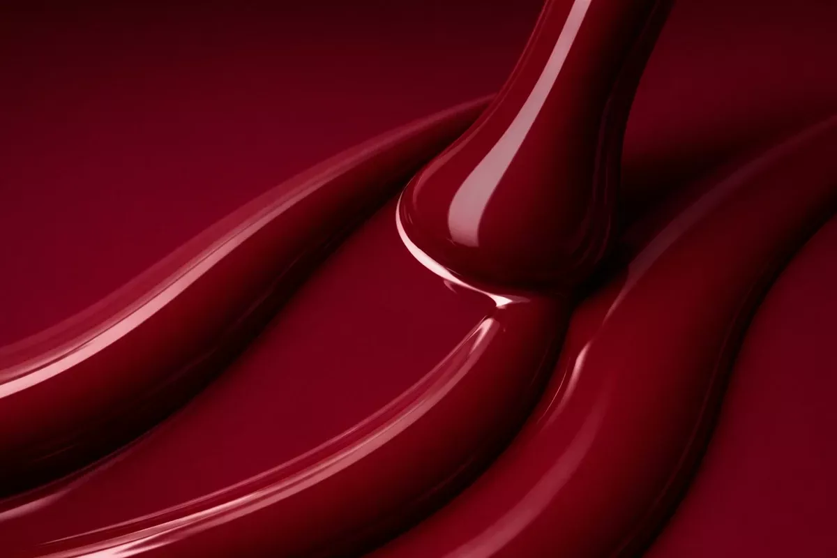 Elegancki bordowy manicure 440 Redcoco o barokowym, luksusowym charakterze