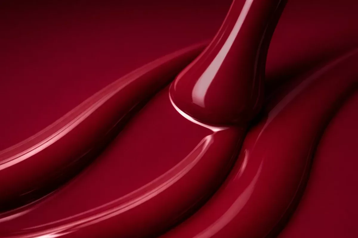 Wyrazisty śliwkowy manicure 441 Redbellion o chłodnym, zdecydowanym charakterze