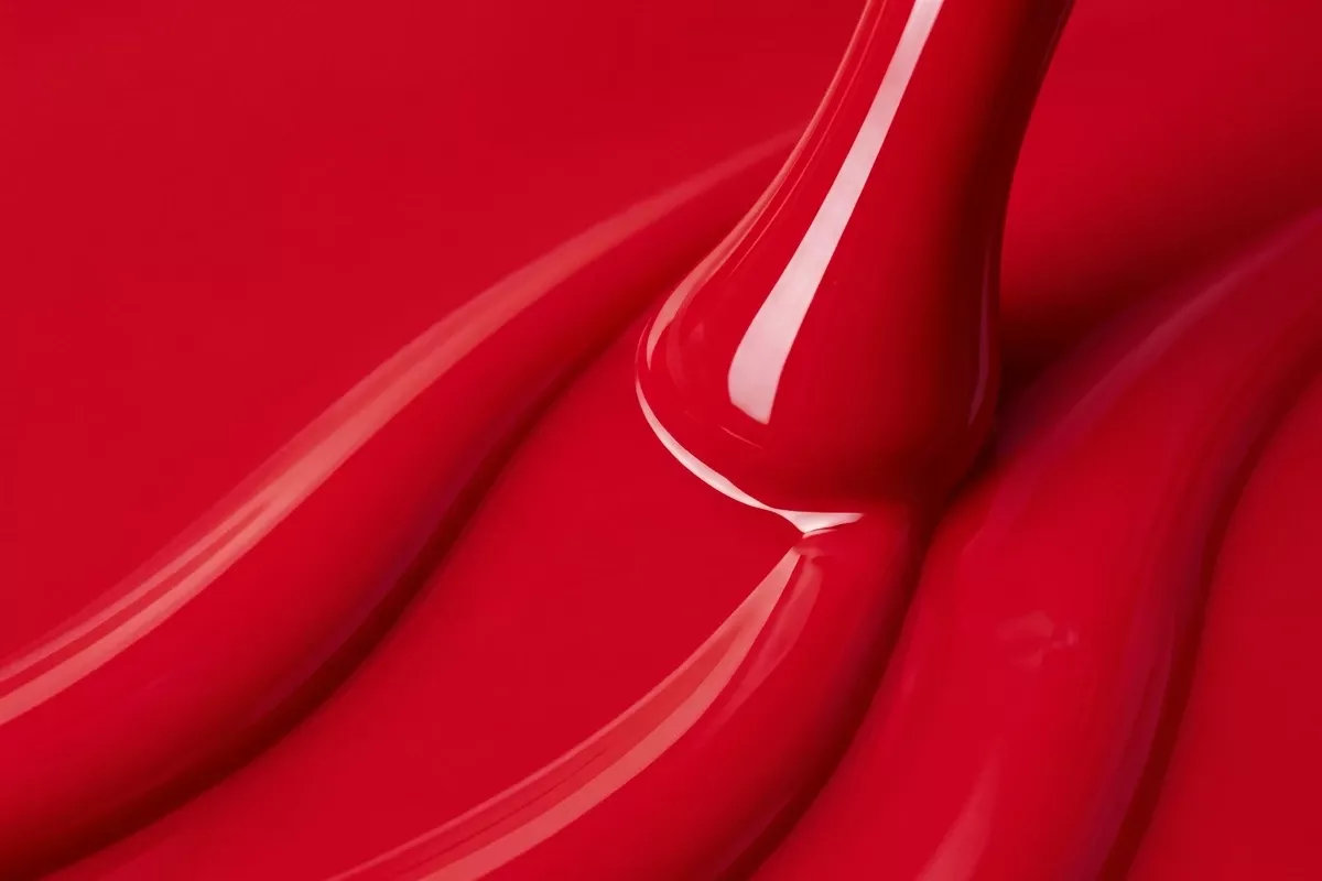 Victoria Vynn GEL POLISH 466 Devil's Red 8 ml - mleczny malinowo-czerwony manicure na paznokciach z butelką lakieru