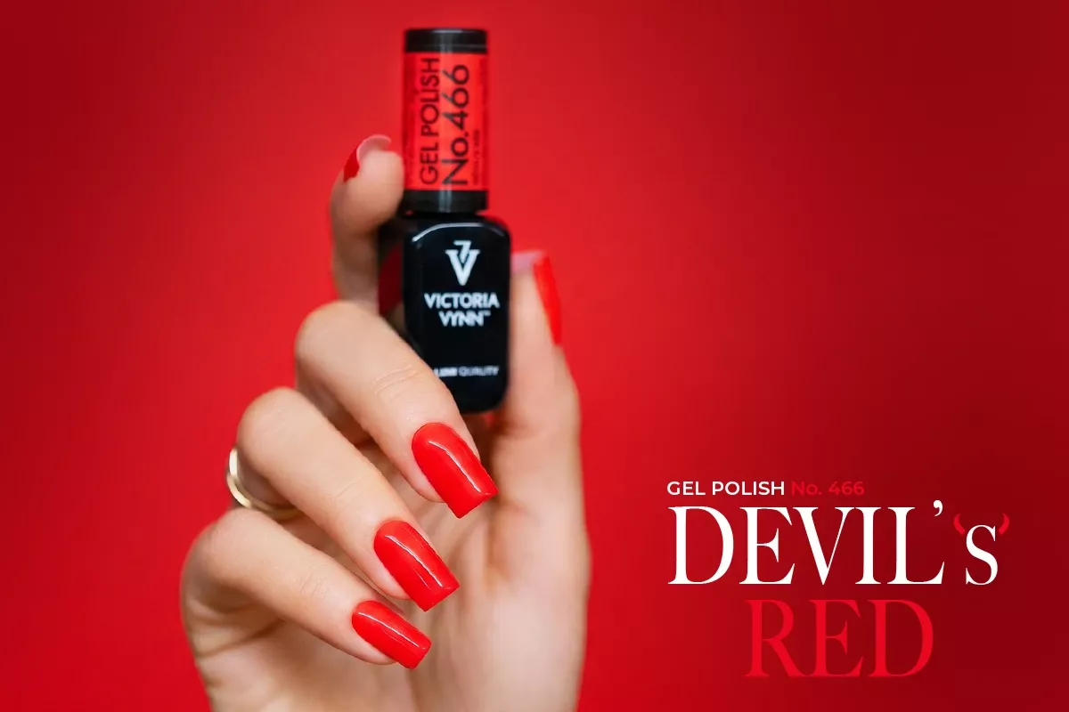Elegancki czerwony manicure 466 Devil's Red - nasycony kremowy kolor na dłoni
