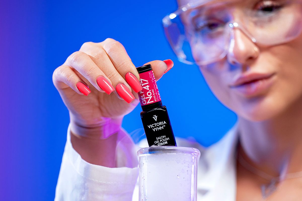 Lakier hybrydowy Victoria Vynn Gel Polish 417 Boss Babe 8 ml - butelka nasyconego malinowego różu