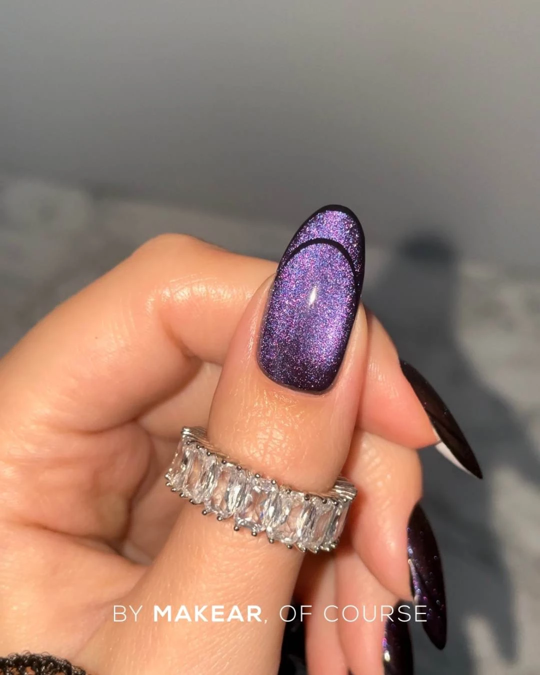 Makear CG03 Galaxy Cat Eye - swatch czarnej bazy z fioletową smugą cat eye, 8 ml
