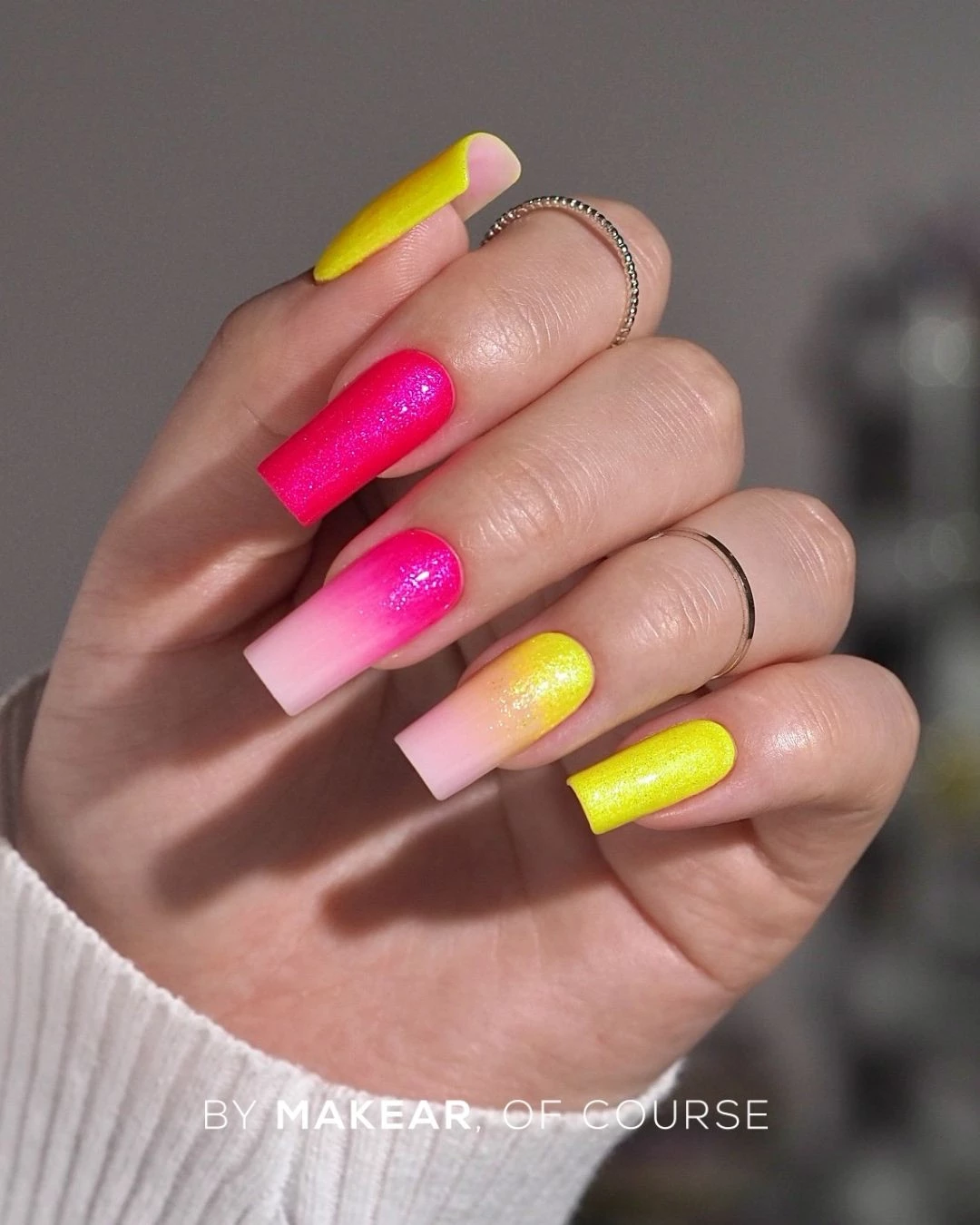 Makear NG06 NeoShine - fuksjowy róż z iskrzącym shimmerem, swatch 8 ml