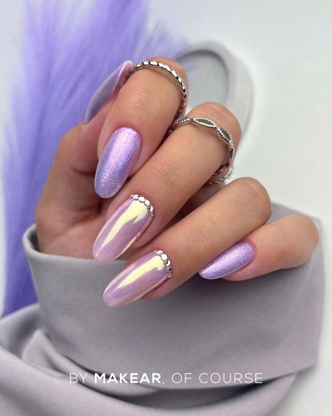 Makear 403 Glossy - dłoń z paznokciami w liliowym fiolecie z opalizującym refleksem, 8 ml