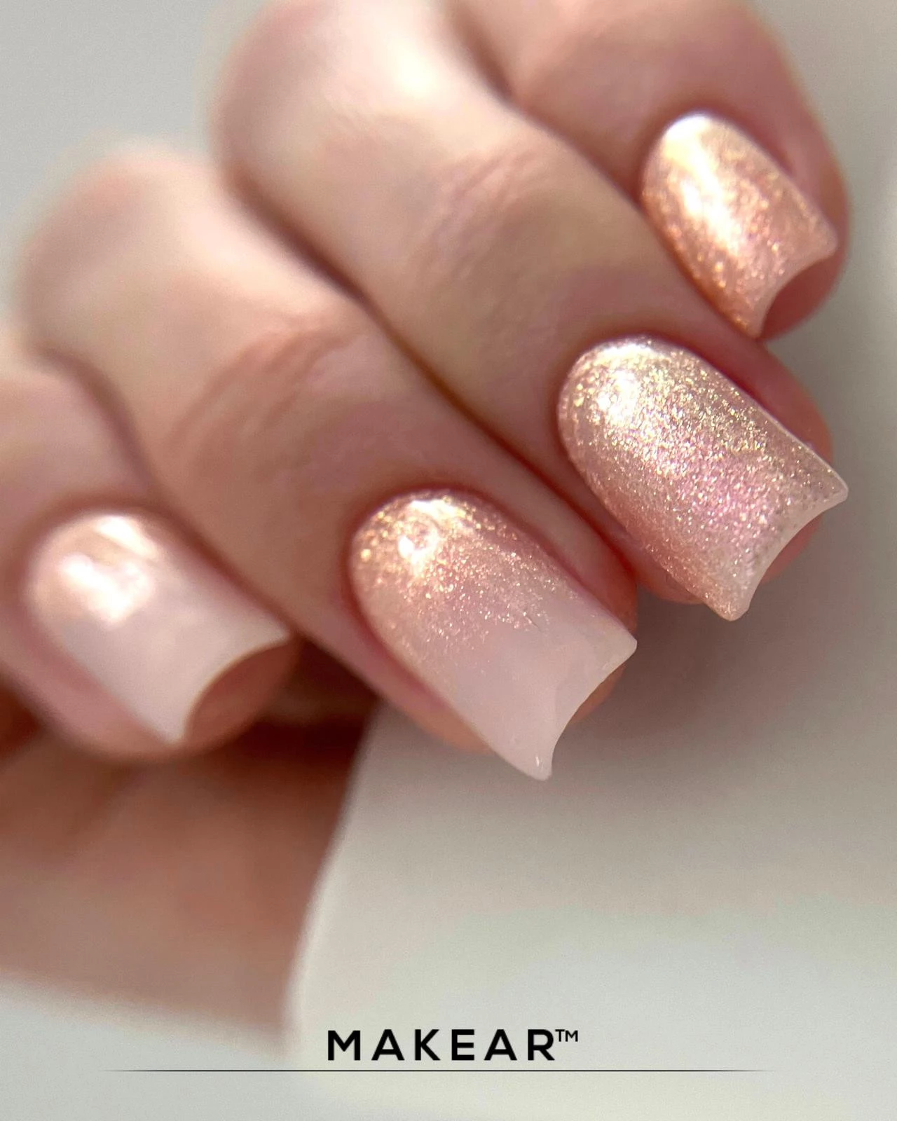 Makear 404 Glossy - paznokcie w brzoskwiniowym odcieniu ze srebrno-różowym flashem pod światłem, 8 ml