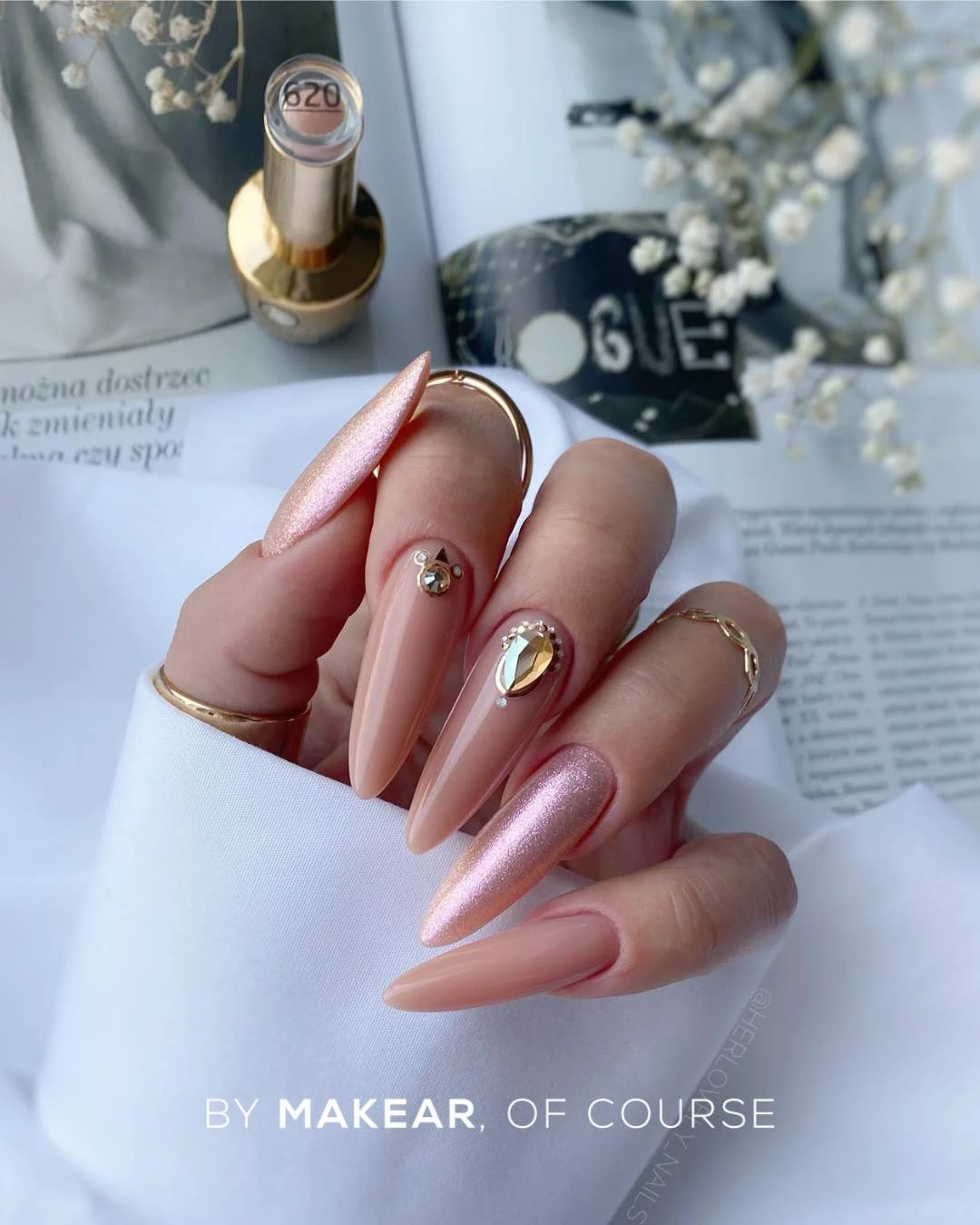 Makear 404 Glossy - stylizacja z cyrkoniami w brzoskwiniowo-różowym opalizującym kolorze, 8 ml