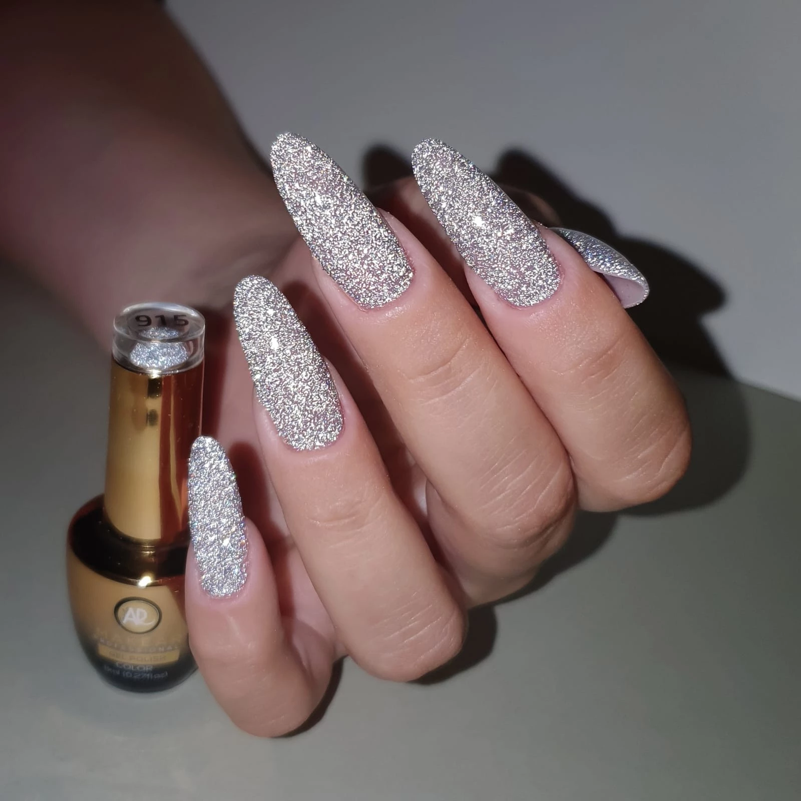 Makear lakier hybrydowy 915 White Lady - srebrno-biala iskra brokatu pod swiatlem, 8 ml