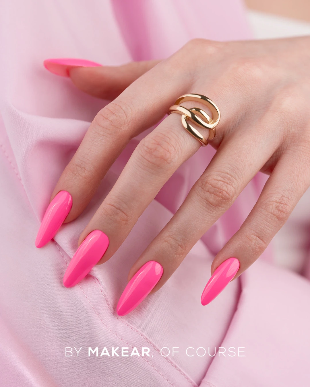 Makear N38 mleczny neonowy róż - bliski kadr manicure