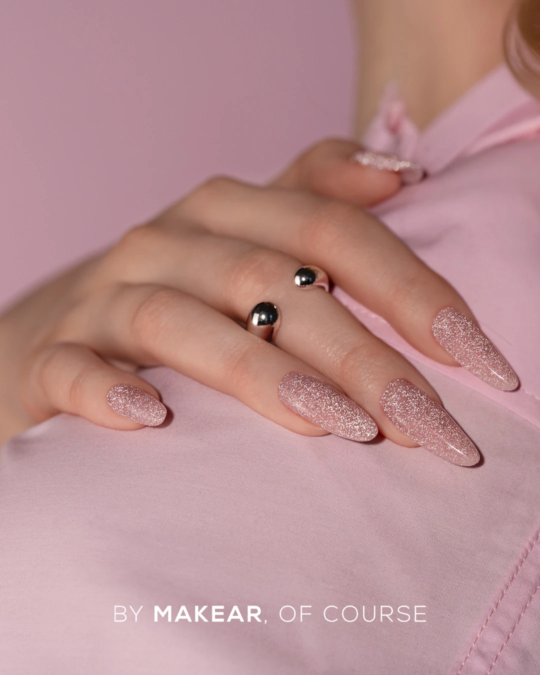 Makear 896 Moonlight Disco - subtelny nude ze srebrnym brokatem migoczącym przy ruchu ręki, 8 ml