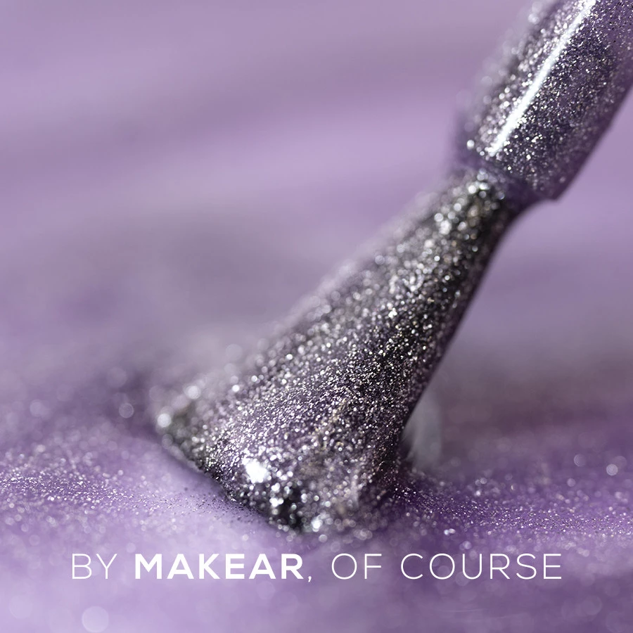 Paznokcie pomalowane lakierem Makear CL04 Paris Midnight z magnetyczną smugą cat eye