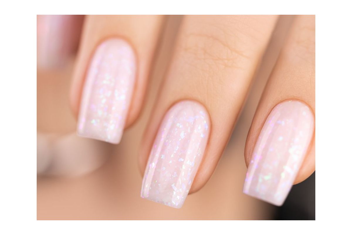 Just Base Frozen - swatch na paznokciach, półtransparentny jasny róż z opalizującą folią, baza hybrydowa Victoria Vynn 8 ml