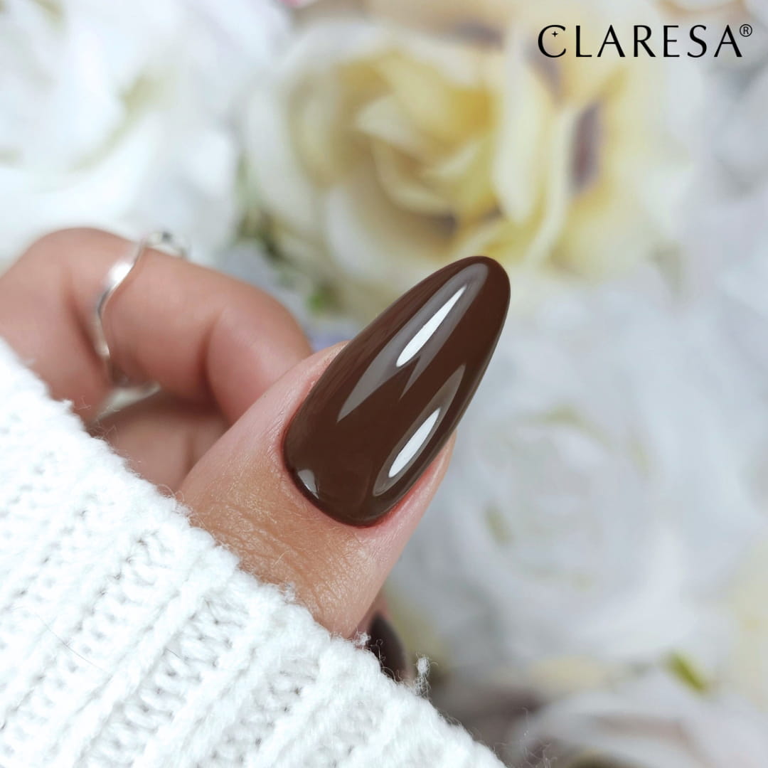 Brazowy manicure migdal lakierem Claresa Stay Cosy 1