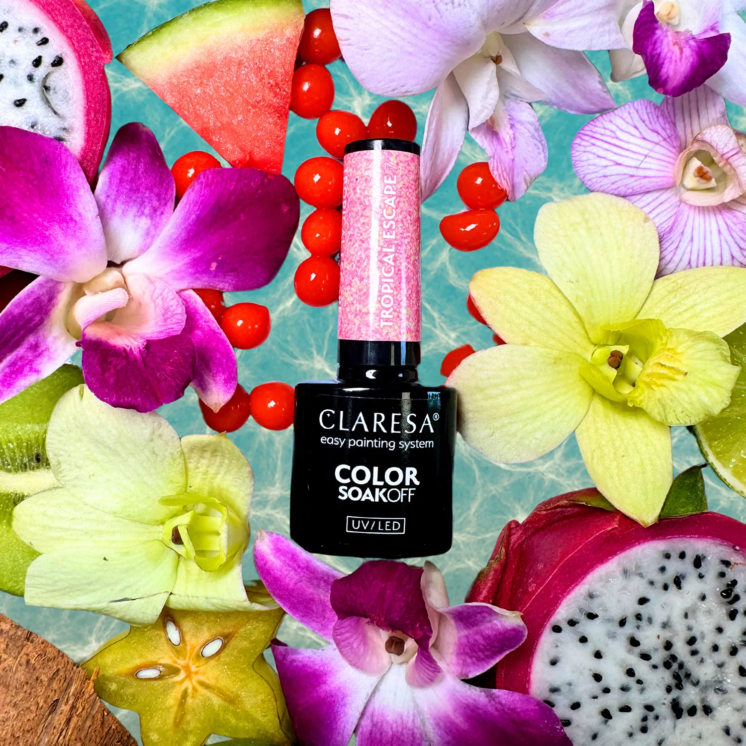Claresa Tropical Escape 7 - brokatowy różowy lakier hybrydowy 5 g, butelka i swatch koloru w tropikalnym klimacie plaży