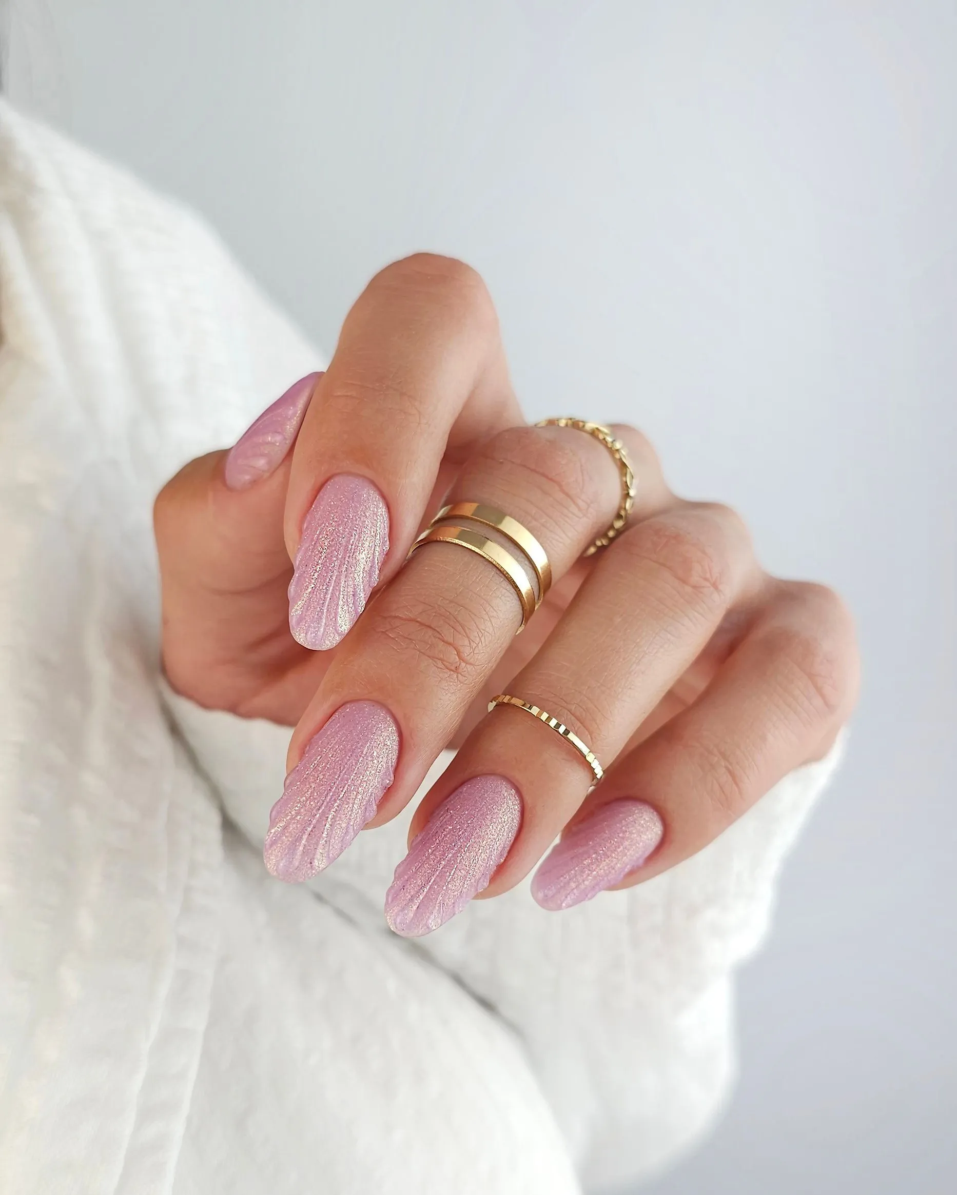 Stylizacja paznokci Claresa Tropical Escape 7 - rozowy brokatowy manicure