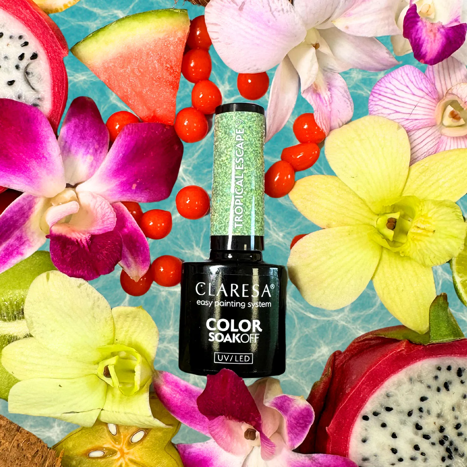Claresa Tropical Escape 9 - srebrzystozielony brokatowy lakier hybrydowy 5 g, butelka i swatch koloru w tropikalnym klimacie oceanu