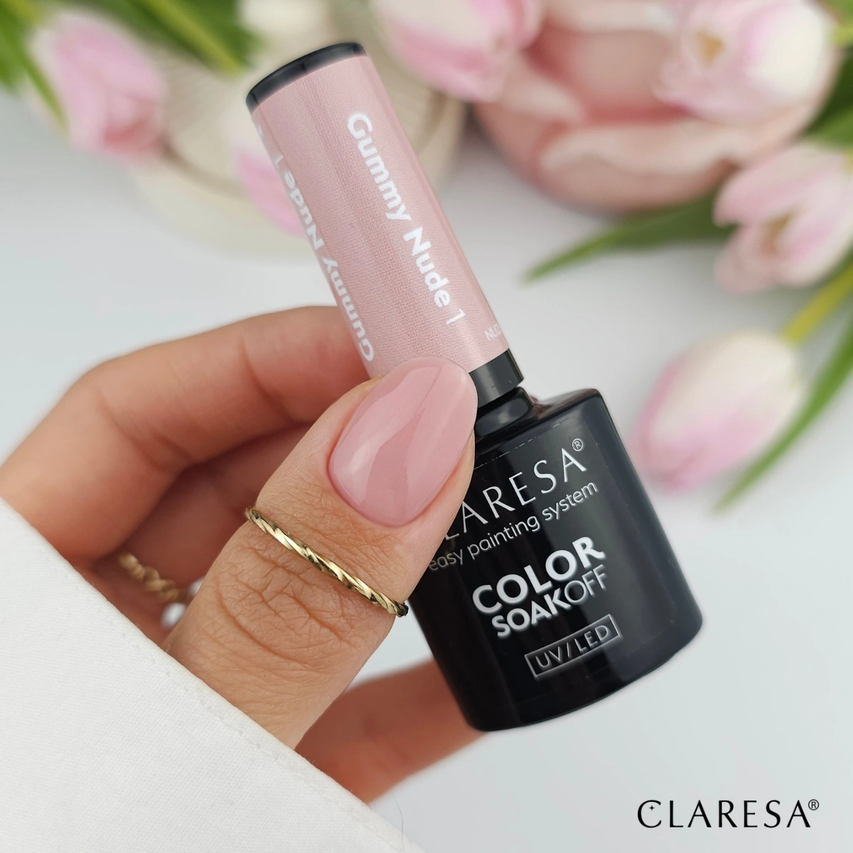 Lakier hybrydowy Claresa Nude Glow Gummy Nude 1 w dloni