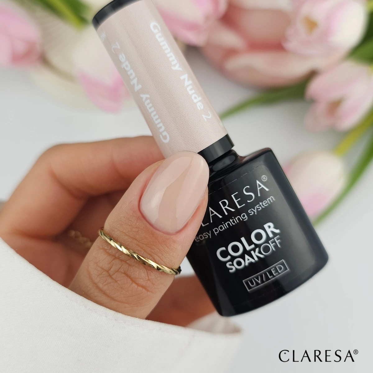 Lakier hybrydowy Claresa Nude Glow Gummy Nude 2 w dloni