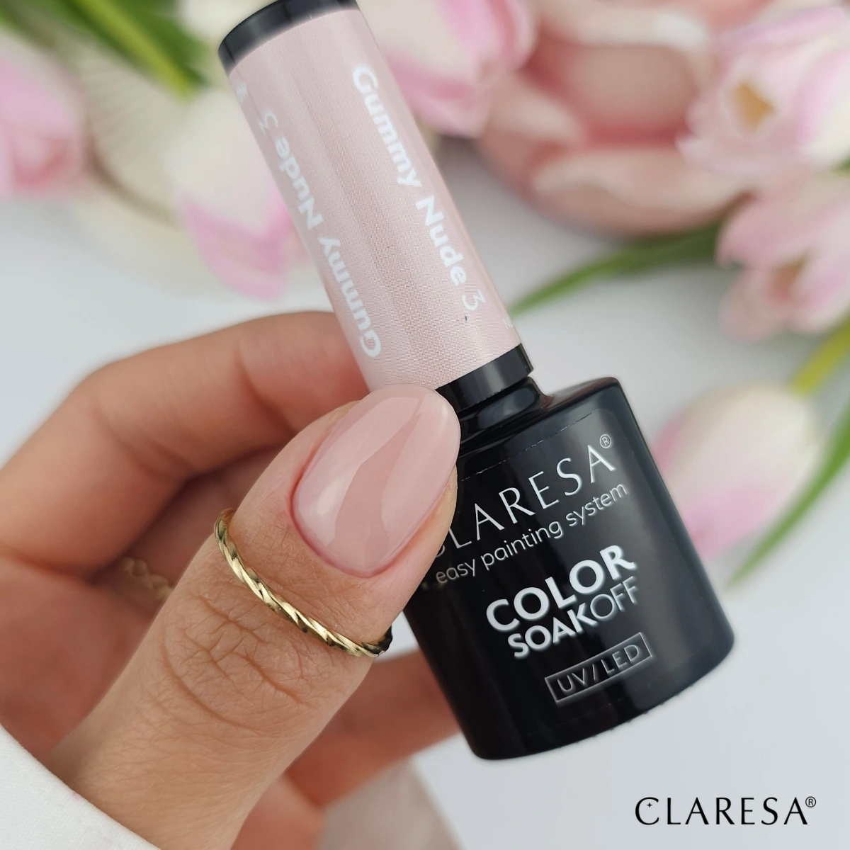 Lakier hybrydowy Claresa Nude Glow Gummy Nude 3 w dloni