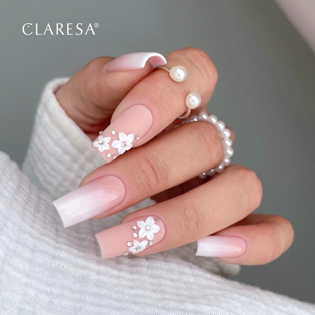 Stylizacja paznokci z lakierem Claresa Nude Glow Gummy Nude 3