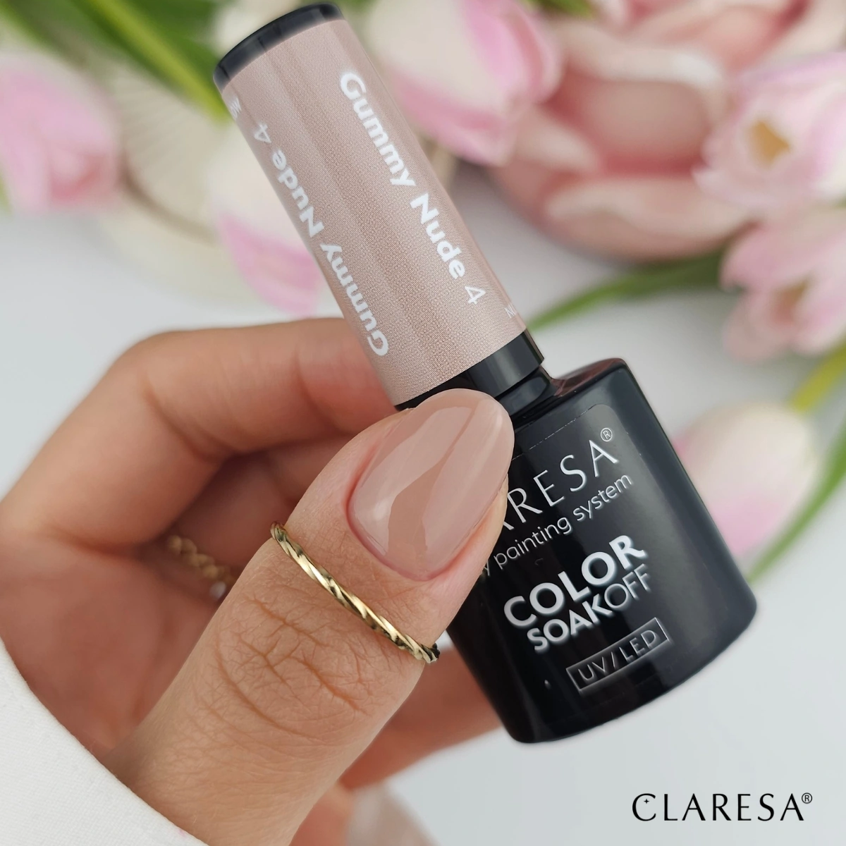 Lakier hybrydowy Claresa Nude Glow Gummy Nude 4 w dloni