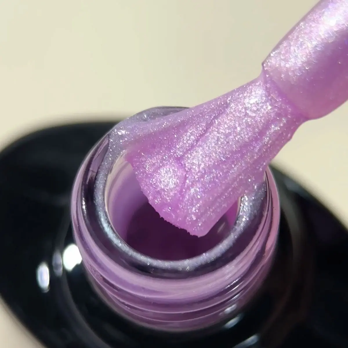 Claresa Cloud Pastel 3 – makro tekstury perłowego liliowego lakieru na pędzelku