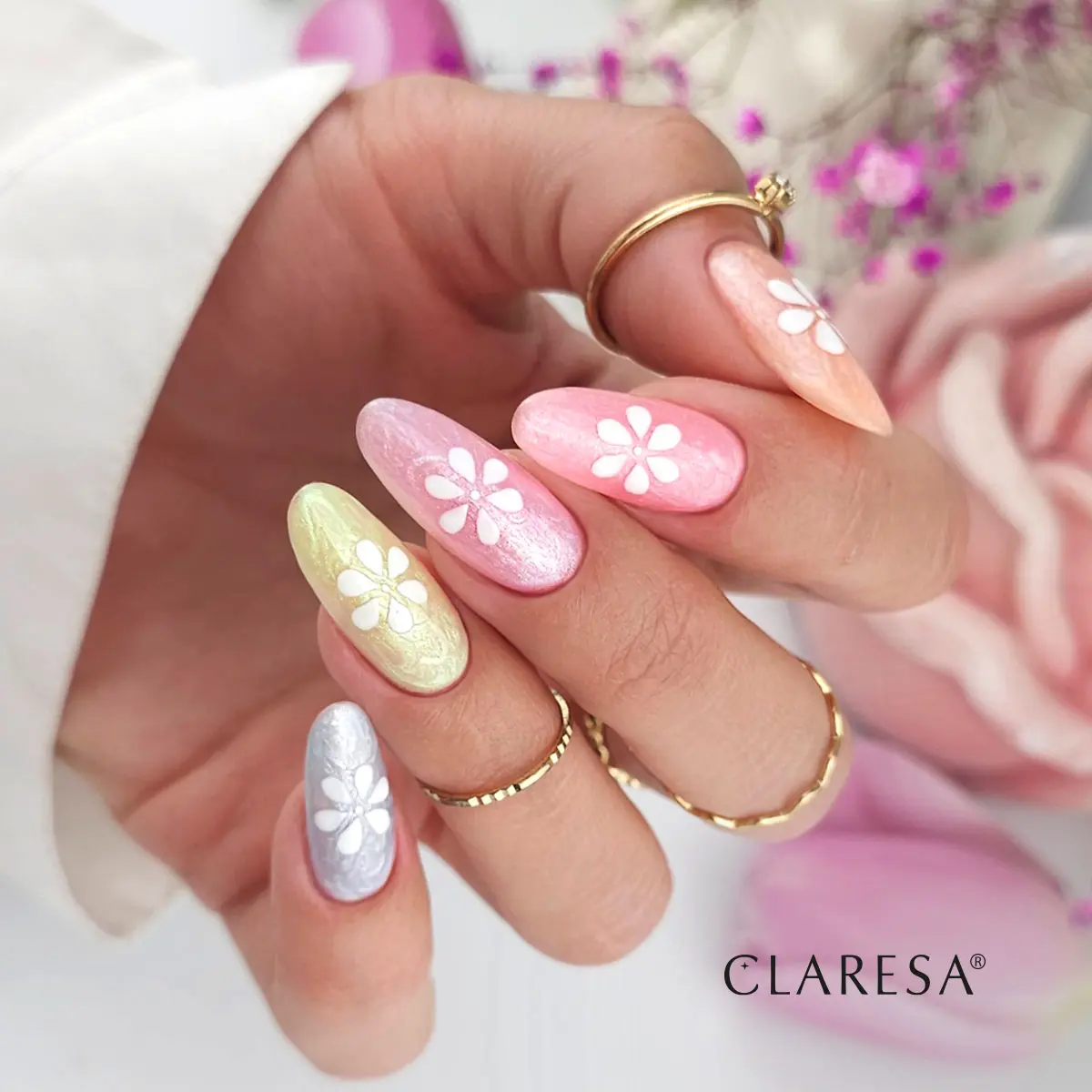 Stylizacja paznokci kolekcją Claresa Cloud Pastel – perłowe pastele z kwiatowym zdobieniem