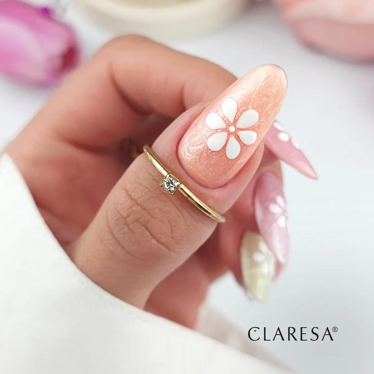 Stylizacja paznokci kolekcją Claresa Cloud Pastel – perłowe odcienie w manicure