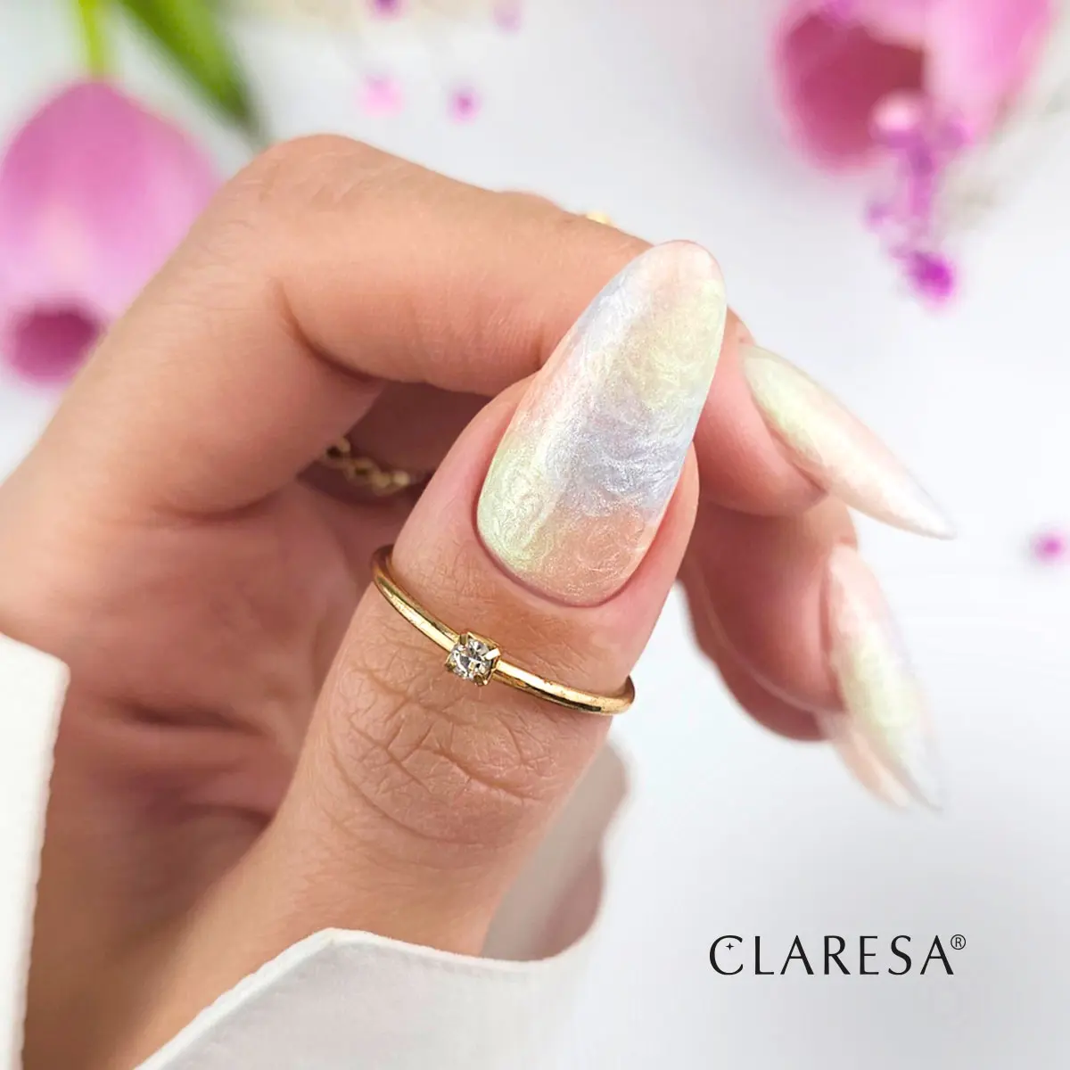 Stylizacja paznokci Claresa Cloud Pastel – perłowy manicure z cyrkonią