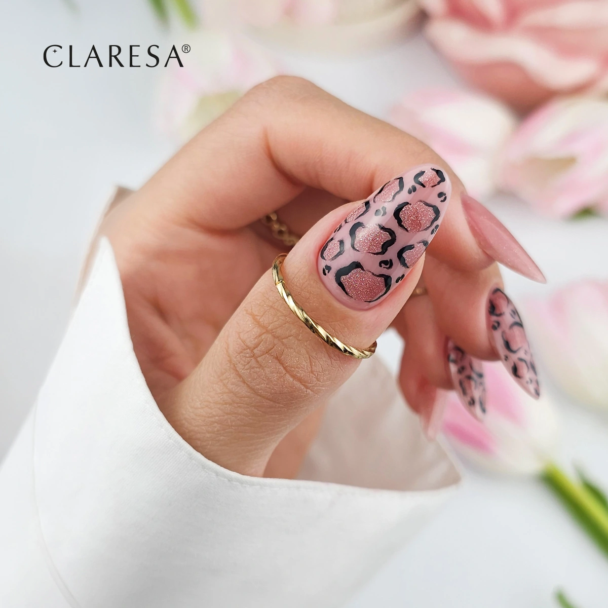 Stylizacja paznokci Claresa Cat Eye Light Peach, motyw panterki