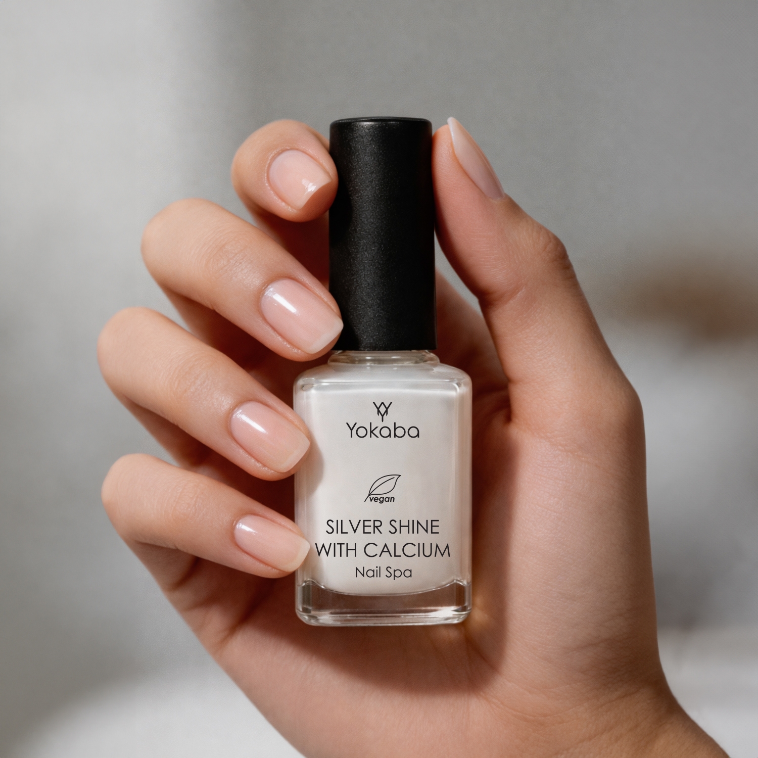 Yokaba Silver Shine 15 ml — odżywka w dłoni, lśniące paznokcie