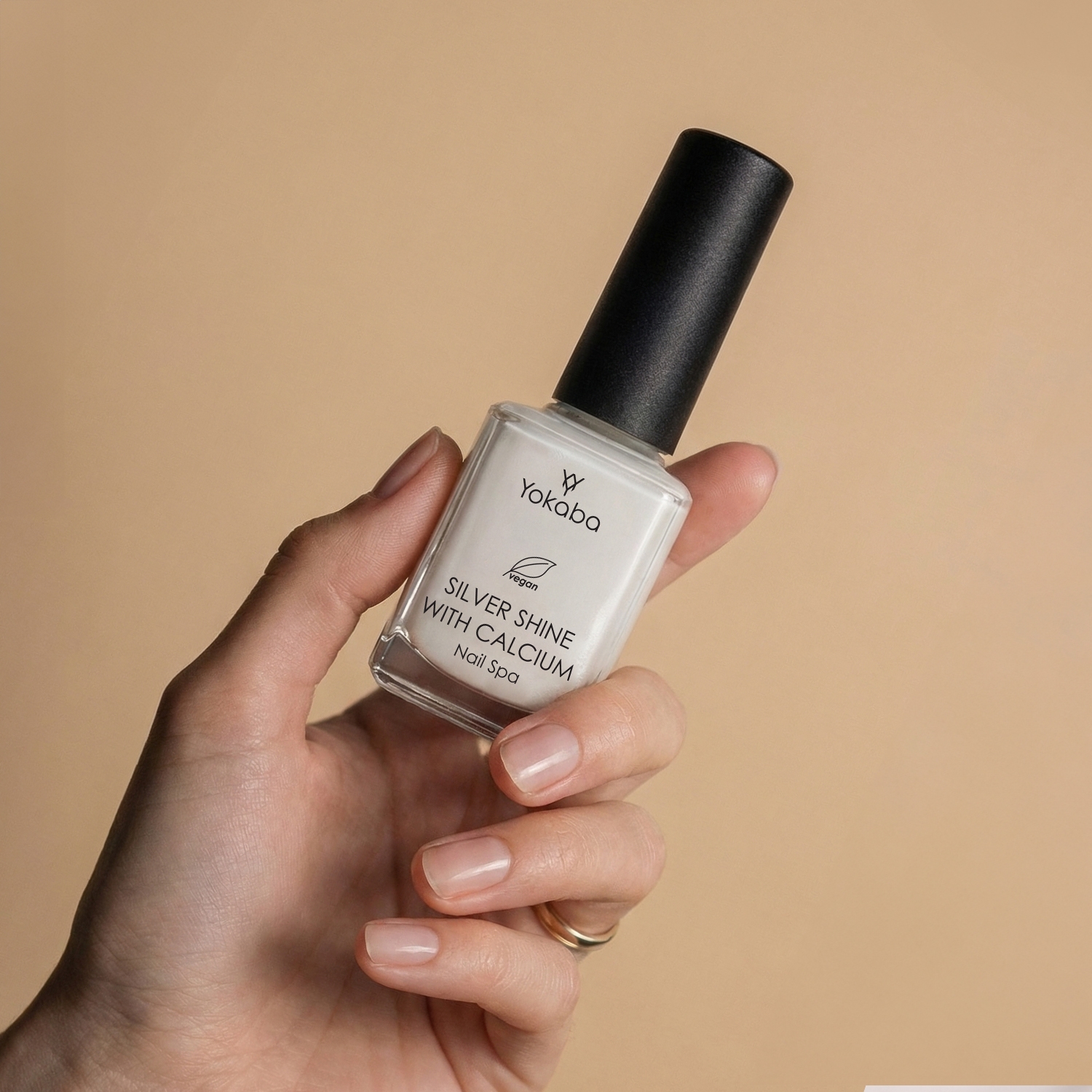 Yokaba Silver Shine 15 ml — butelka odżywki w dłoni