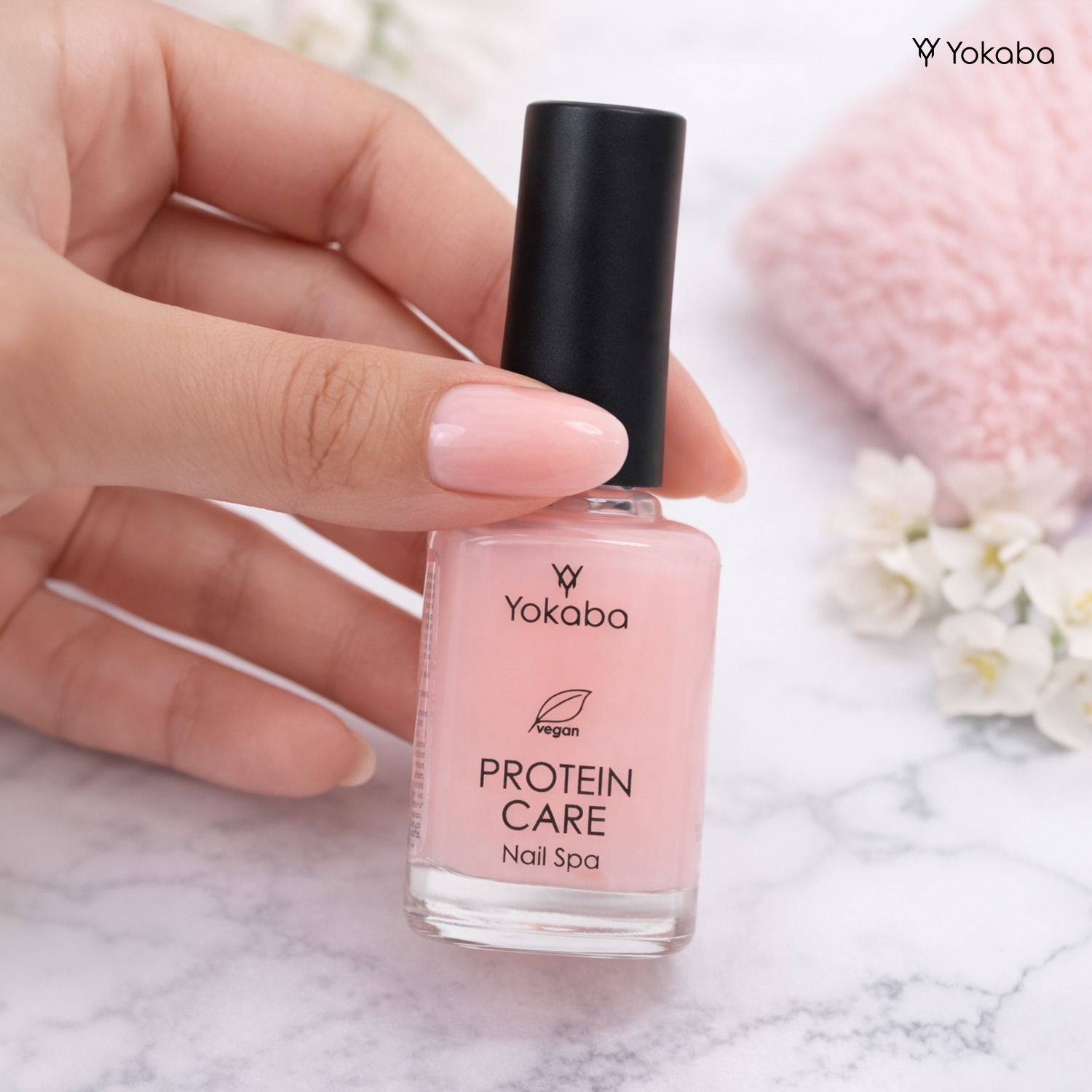 Yokaba Protein Care 15 ml - odżywka do paznokci trzymana w dłoni