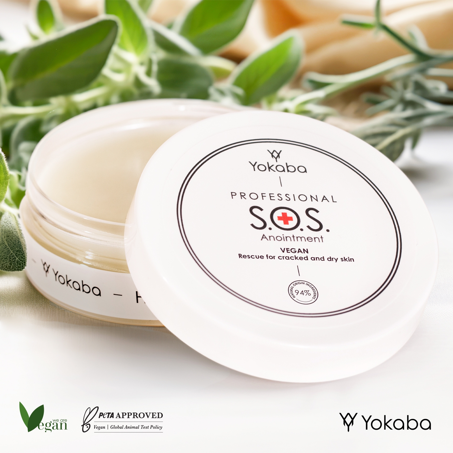 Yokaba SOS Anointment 50 g - pielęgnacja spękanej skóry stóp, maść w dłoniach