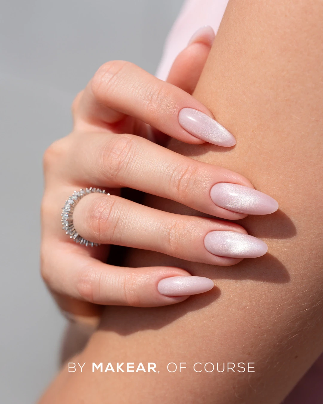 Migdałowe paznokcie z topem Silky Cat Eye - świetlista perłowa smuga cat eye na jasnej stylizacji