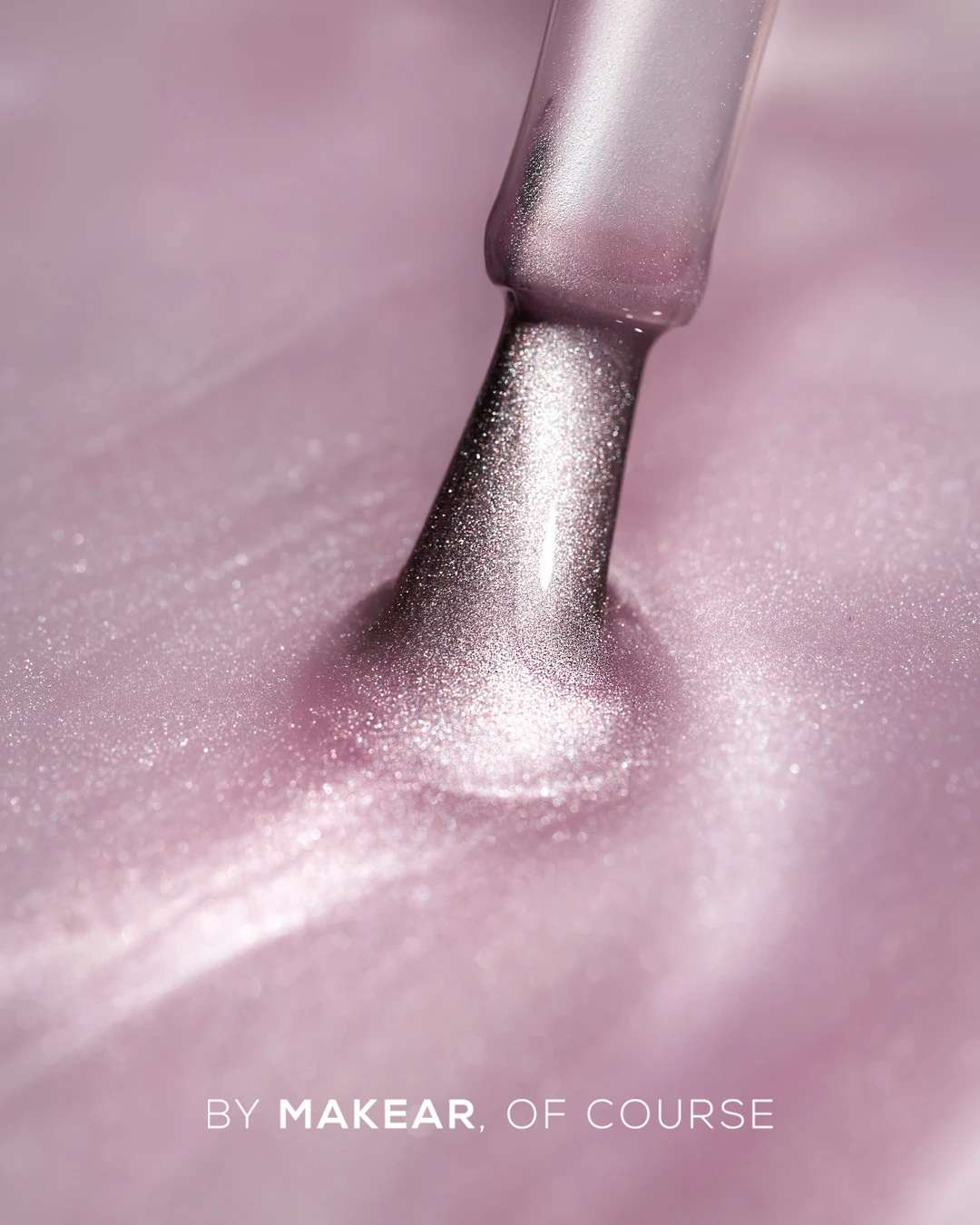Makro topu Silky Cat Eye - pociągnięcie pędzelkiem, perłowo-różowa tafla z metaliczną smugą i drobnym shimmerem