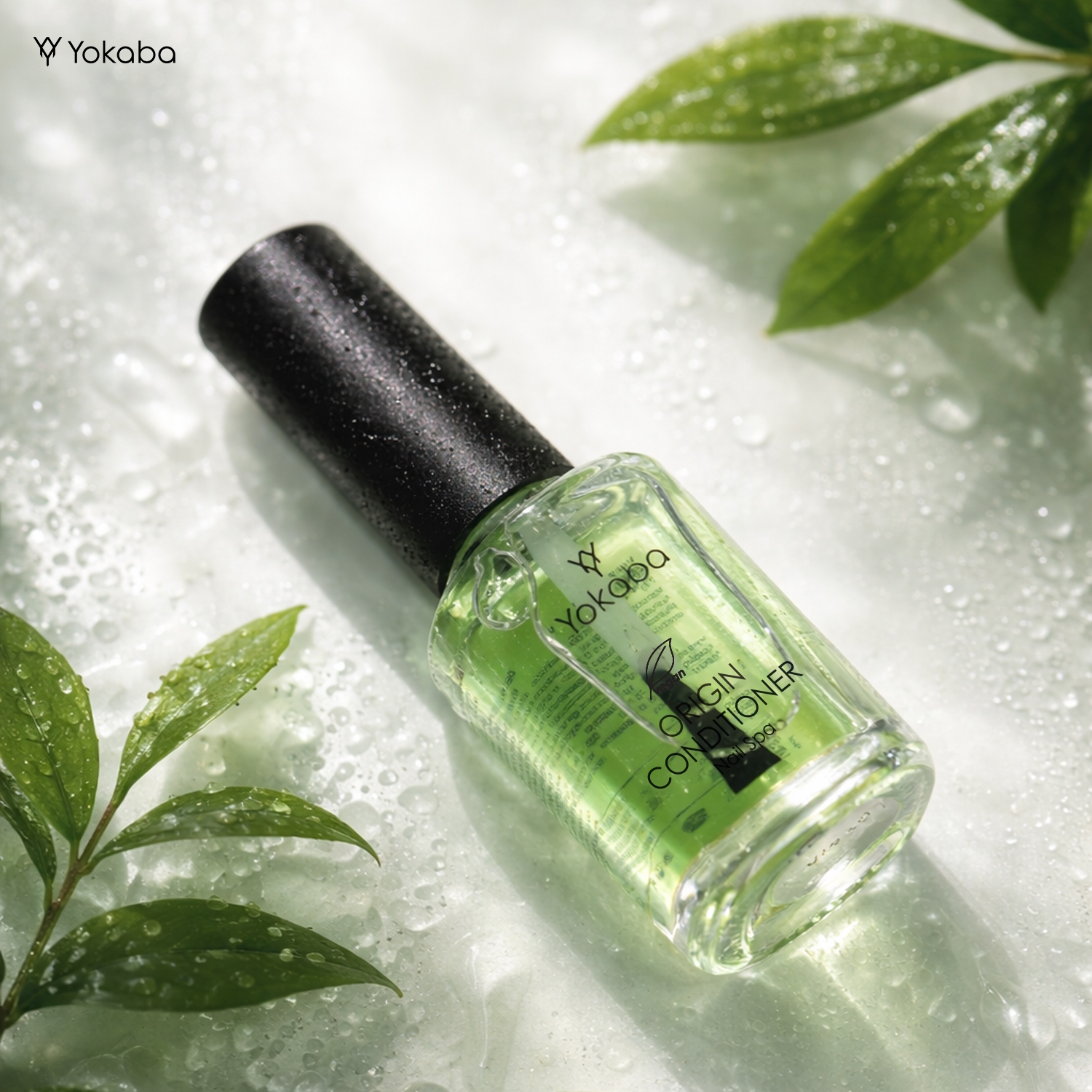 Yokaba Nail Spa Origin Conditioner 15 ml - butelka odżywki na tle zielonych liści z kroplami wody