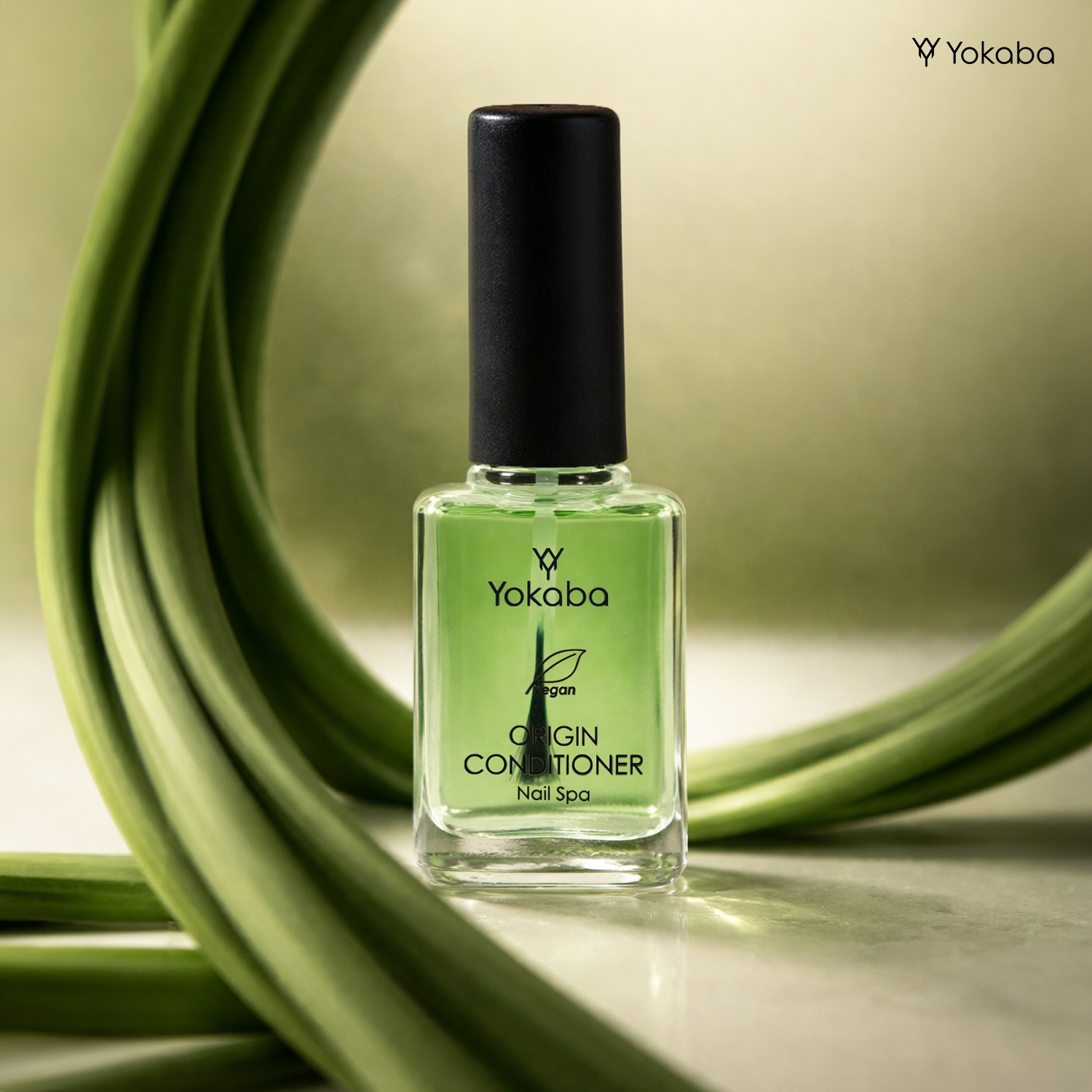 Yokaba Nail Spa Origin Conditioner 15 ml - butelka odżywki wśród zielonych łodyg roślin