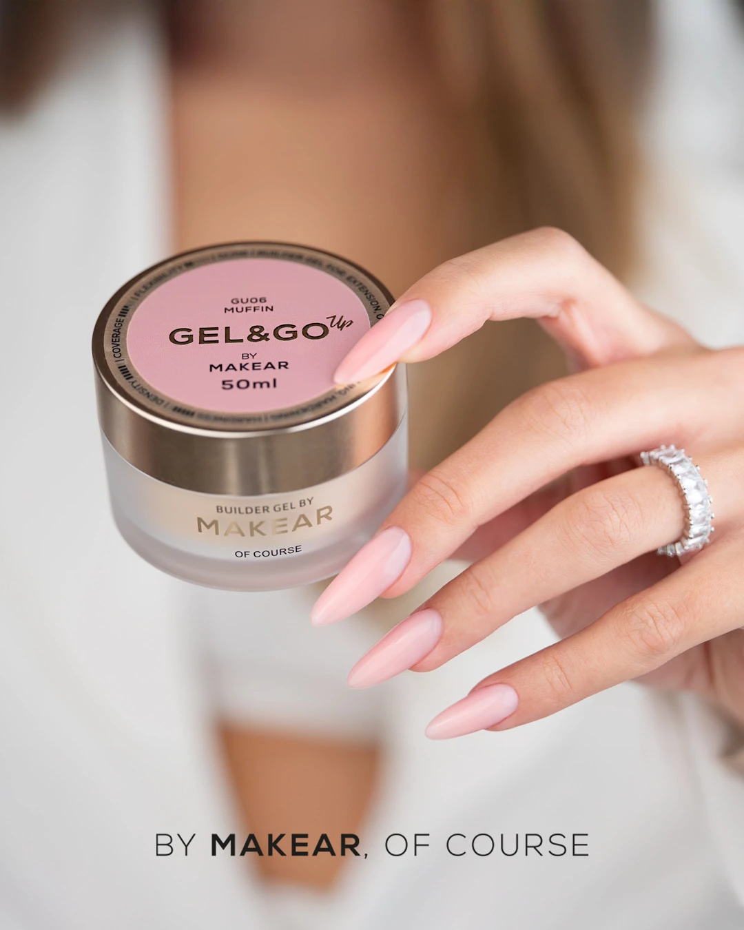 Słoiczek Makear Gel&Go Up GU06 Muffin 50 ml w dłoni, paznokcie migdałowe w różowym nude