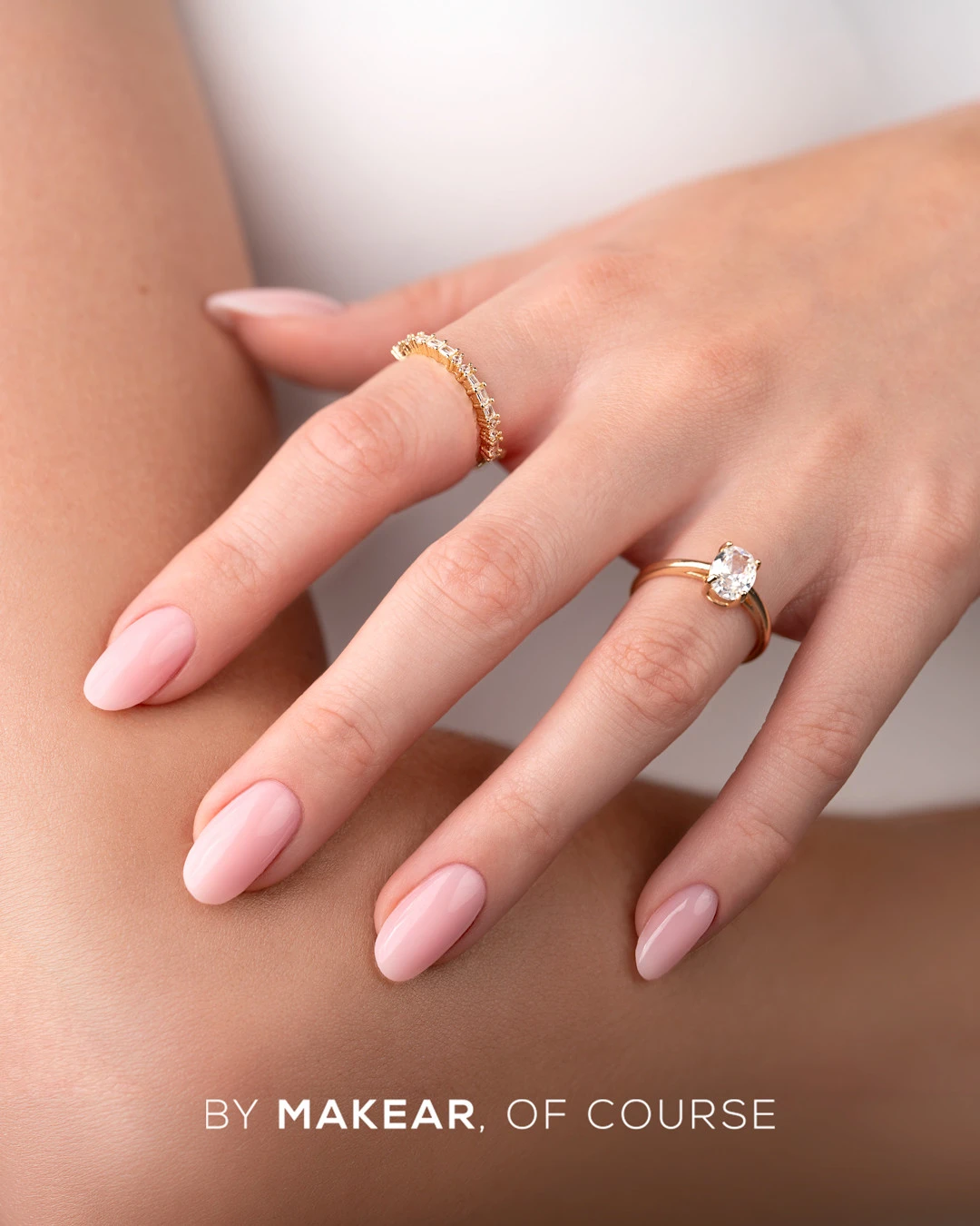 Makear 605 Milky French na dloni - poltransparentny roz, efekt clean mani