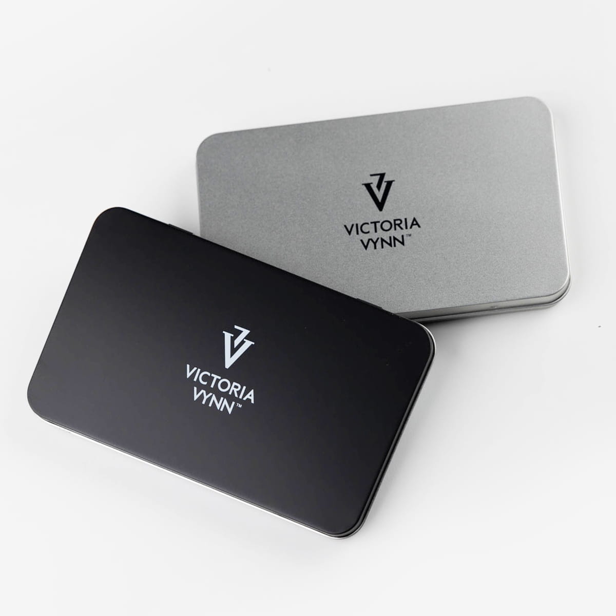 Victoria Vynn NAIL ART BOX - piórniki metalowe w wersji srebrnej i czarnej