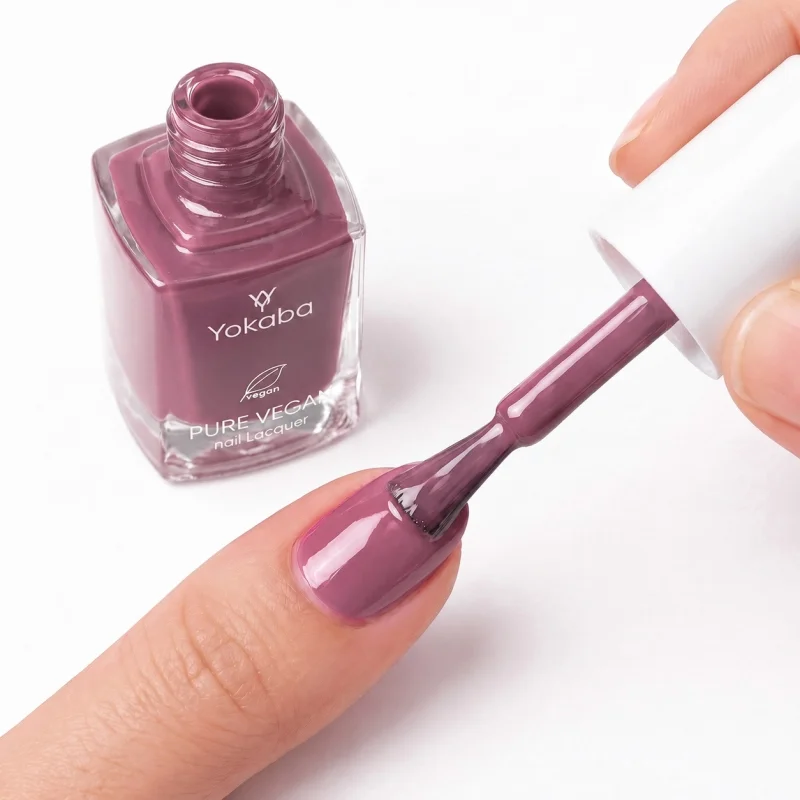 Aplikacja lakieru Yokaba 07 Dirty Pink pędzelkiem na paznokieć, przygaszony róż