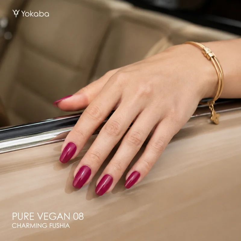 Paznokcie w kolorze Yokaba 08 Charming Fushia na zdjęciu stylizowanym, karoseria auta