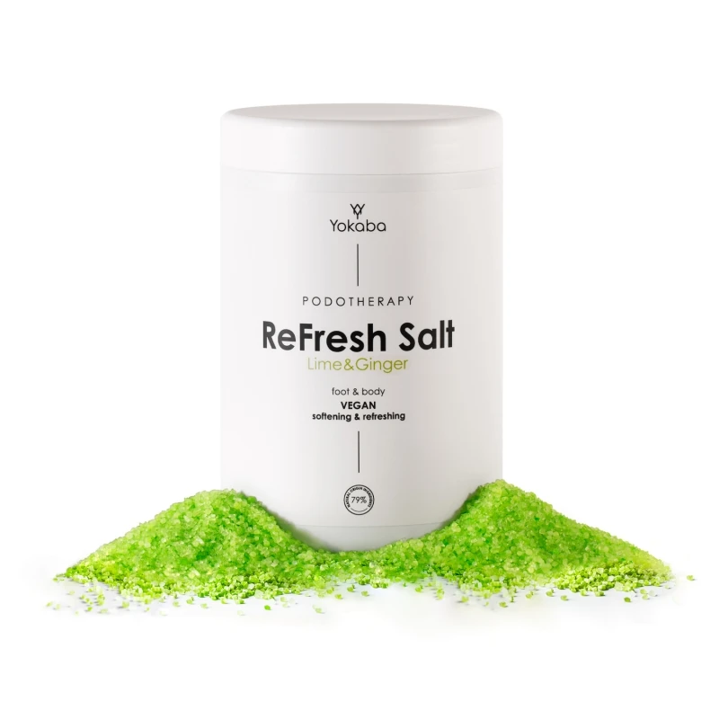 Puszka Yokaba ReFresh Salt Lime & Ginger 1000 g z usypaną obok zieloną solą do zabiegów pedicure