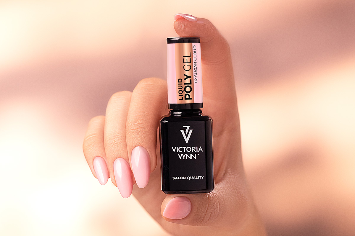 Paznokcie wykonane akrylożelem Victoria Vynn Liquid Poly Gel 02 Sugar Cloud, dłoń z butelką 15 ml