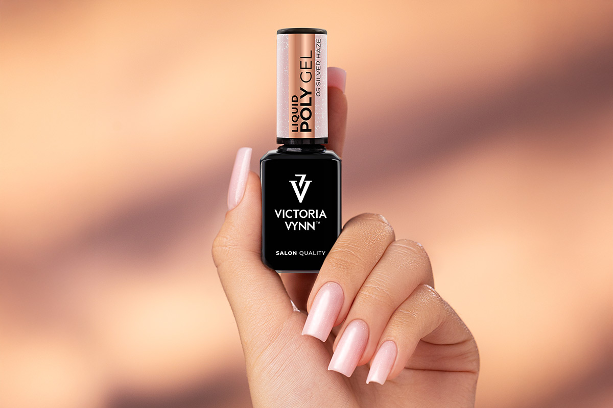 Paznokcie wykonane akrylożelem Victoria Vynn Liquid Poly Gel 05 Silver Haze, dłoń z butelką 15 ml